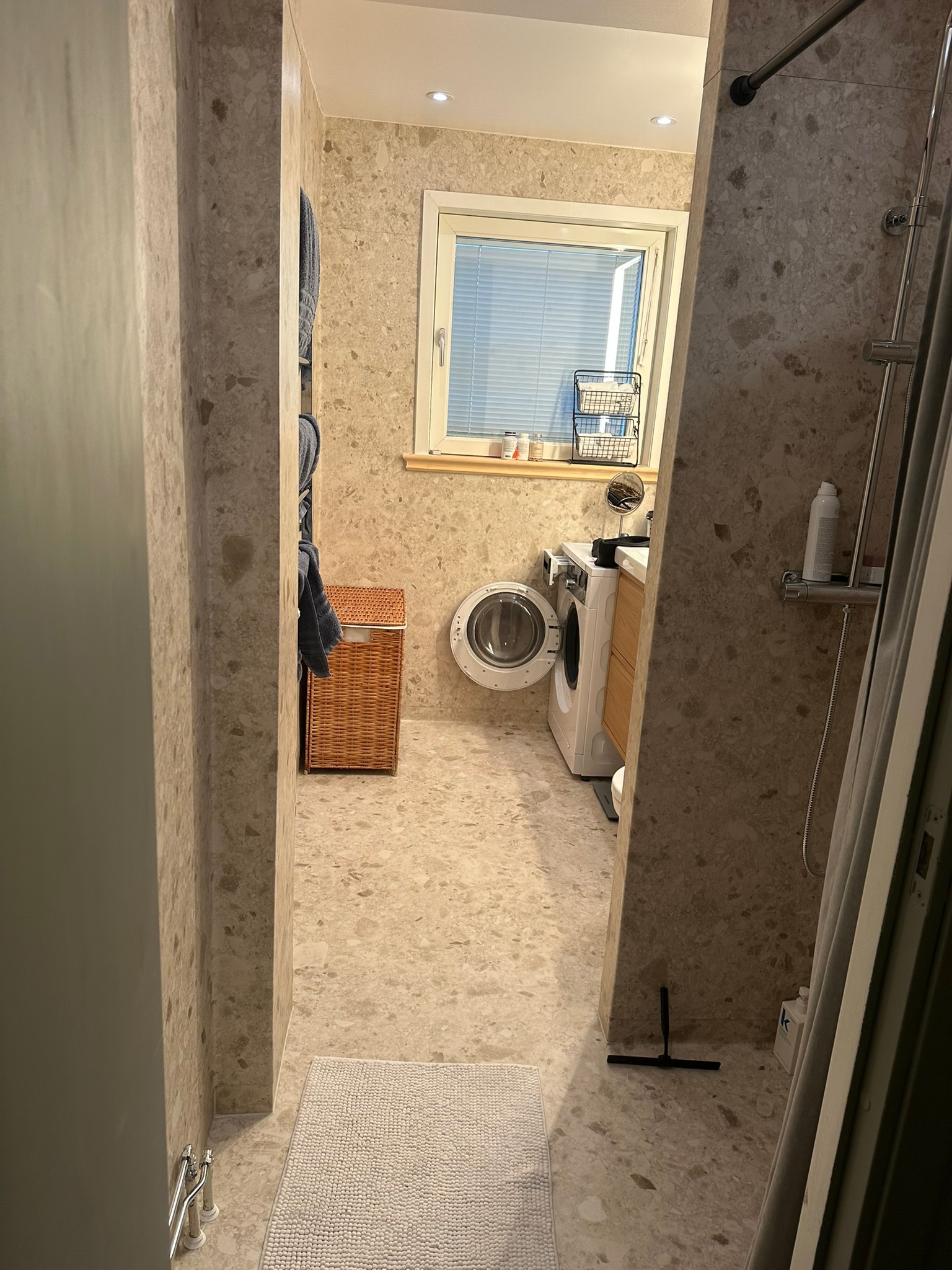 Platsbyggd tvättdel i en smal passage