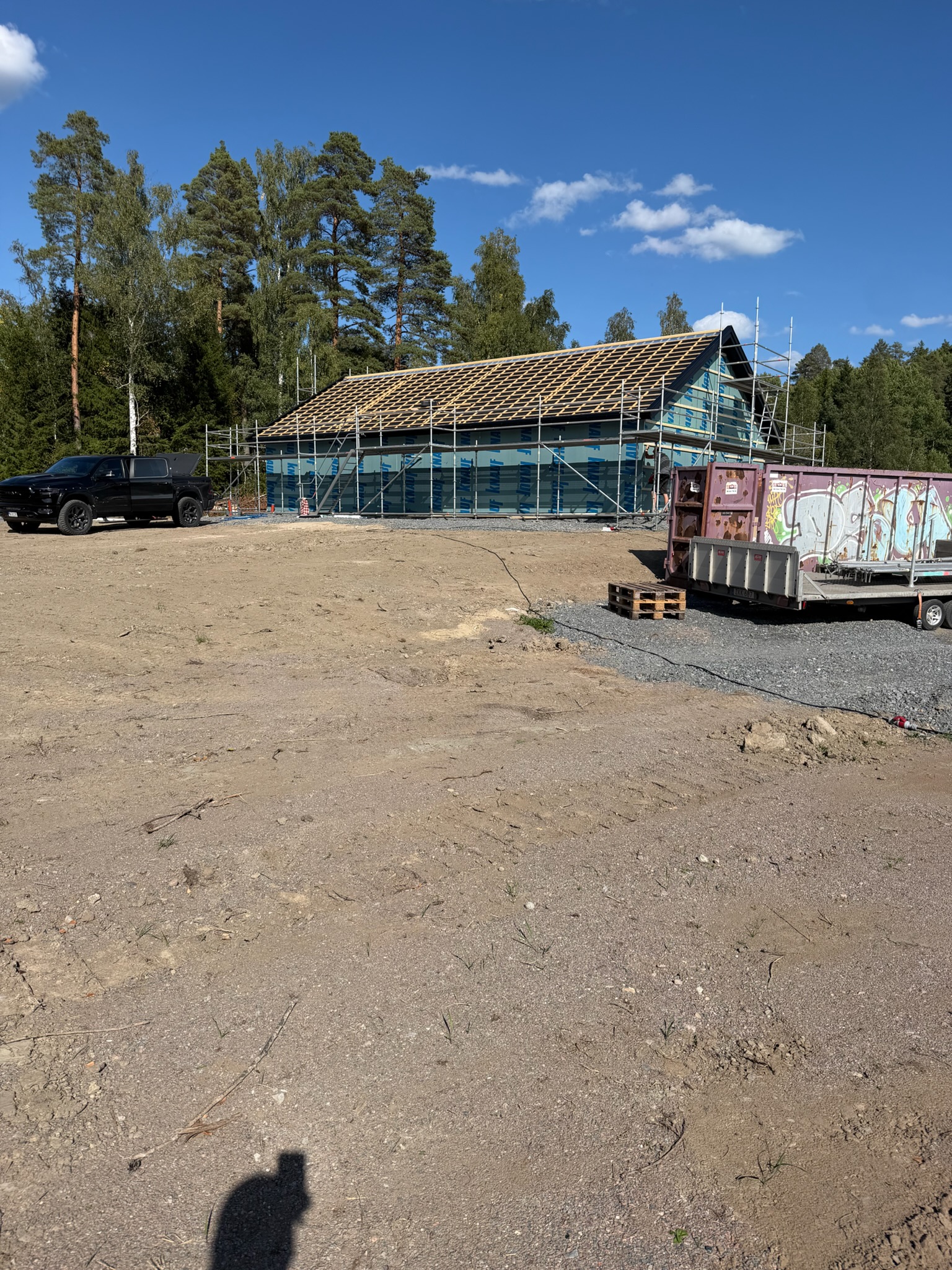 Hus under ombyggnad med ställning och nytt yttertak